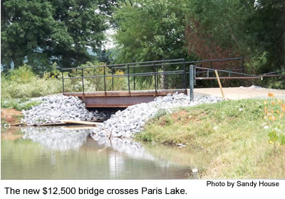 New Bridge crosses Paris Lake