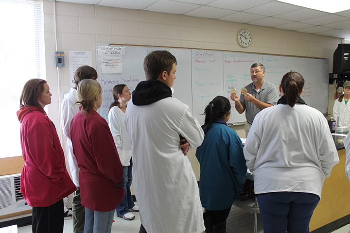 Steve Wilson showing cultures to his medical microbiology class. Photo by Ryan Jones.