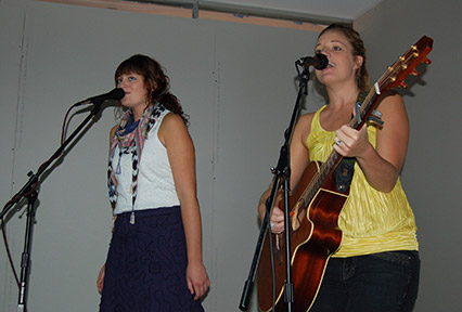 Sister act duo Adelee & Gentry perform music from their new album in the Floyd Student Center. Adelee (right) started playing guitar at age 10.
Photo by Anna Douglass.